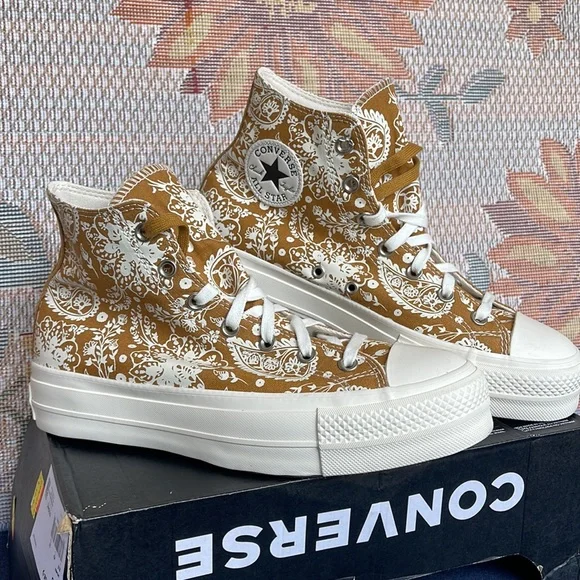 Converse WMNS 572541C
CTAS LIFT HI
WHEAT/EGRET/BLACK SNEAKERS - PLATFORMS - Picture 6 of 16